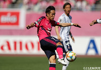 ルーズボールを回収した水沼 宏太が右足でシュート！ドライブ気味のボールはゴール左に決まり、Ｃ大阪に先制点をもたらす【明治安田Ｊ１ 第11節 Ｃ大阪vs横浜FM】