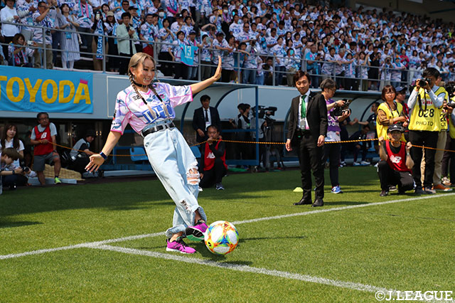 勝利の女神「倖田 來未さん」が来場し、試合開始直前にキックインセレモニーを行いました！【明治安田Ｊ１ 第11節 鳥栖vsＧ大阪】