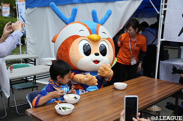 ミニサポとヴィヴィくんのお食事タイム♪【明治安田Ｊ２ 第13節 長崎vs新潟】