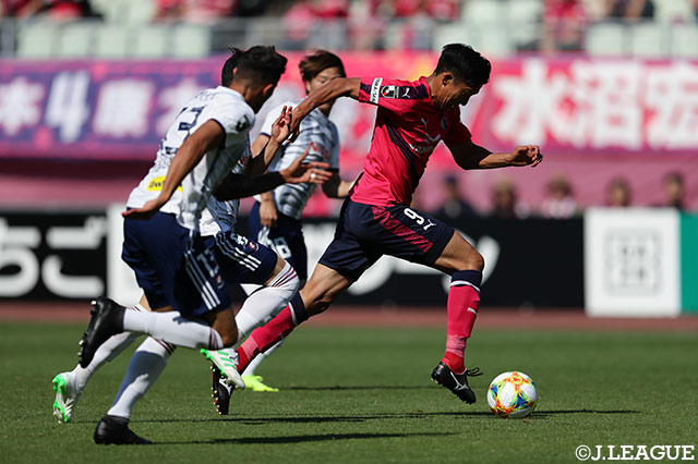 力強いドリブルでボールを運ぶ都倉 賢（Ｃ大阪）。強烈なシュートを放ち、存在感を示すも負傷により前半41分で無念の交代【明治安田Ｊ１ 第11節 Ｃ大阪vs横浜FM】
