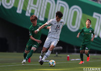 ボールをキープするヤン ドンヒョン(福岡)。この試合で1ゴールを記録するも勝利に導くことはできなかった【明治安田J2 第13節 東京Vvs福岡】