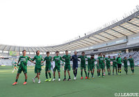 ホームのファン・サポーターに勝利の報告をする東京Ｖの選手たち【明治安田Ｊ２ 第13節 東京Ｖvs福岡】