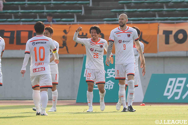 左からのグラウンダーのクロスに走り込んだ小島 幹敏（大宮/#26）が合わせてゴールネットを揺らし、逆転に成功する【明治安田Ｊ２ 第13節 山口vs大宮】