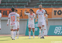 左からのグラウンダーのクロスに走り込んだ小島 幹敏(大宮/#26)が合わせてゴールネットを揺らし、逆転に成功する【明治安田J2 第13節 山口vs大宮】