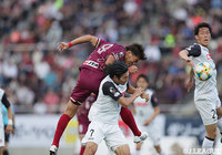 前半8分、左からのクロスを鈴木 孝司(#9)が頭で叩き込み、ホームの琉球が先制!【明治安田J2 第13節 琉球vs水戸】