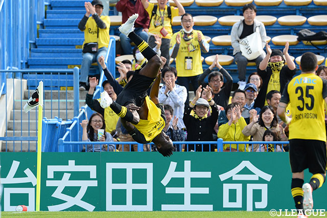 ゴールパフォーマンスの前宙を披露するオルンガ（柏）【明治安田Ｊ２ 第13節 柏vs徳島】