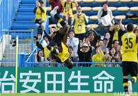 ゴールパフォーマンスの前宙を披露するオルンガ(柏)【明治安田J2 第13節 柏vs徳島】