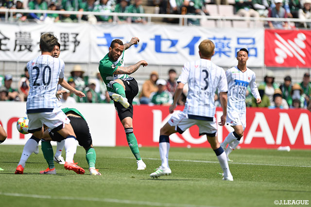 前半立ち上がりにレアンドロ ペレイラ（松本）が左足で狙うも、シュートは枠を外れる【明治安田Ｊ１ 第11節 松本vs札幌】