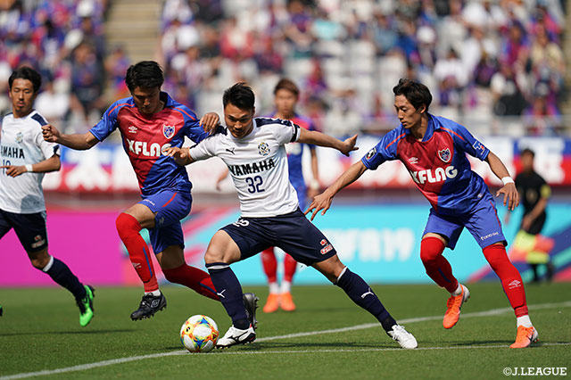 1トップの中山 仁斗（磐田）にはFC東京の守備陣が激しい守備で対応【明治安田Ｊ１ 第11節 FC東京vs磐田】