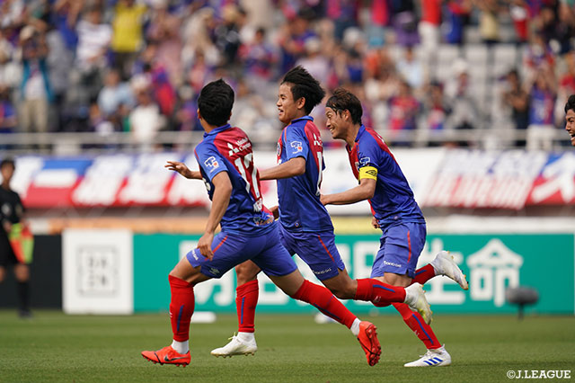 ついにFC東京が均衡を破る！CKから混戦が生まれると最後は久保 建英が豪快なボレーを叩き込みリードを奪う【明治安田Ｊ１ 第11節 FC東京vs磐田】