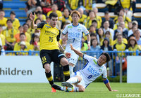 中盤の主導権を繰り広げるヒシャルジソン(柏)と岩尾 憲(徳島)【明治安田J2 第13節 柏vs徳島】