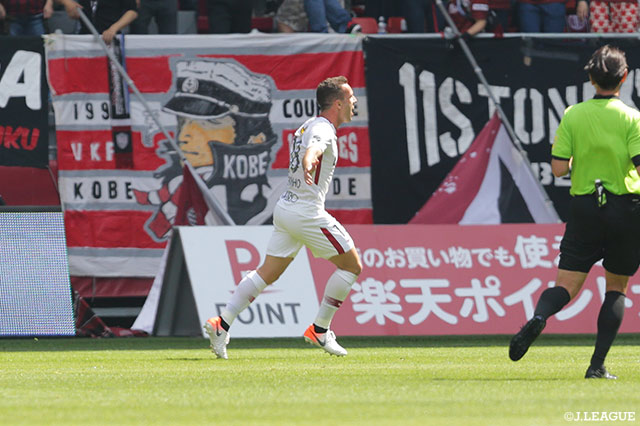 ゴール前に走り込んだセルジーニョが左後方からのクロスをワンタッチで沈め、鹿島が先制点をゲット【明治安田Ｊ１ 第11節 神戸vs鹿島】