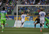 ロングボールに抜け出した藤本 憲明が競り合いを制してボールを収めると、鋭い切り返しでマークを剥がして左足でのシュートを叩き込む【明治安田Ｊ１ 第11節 湘南vs大分】