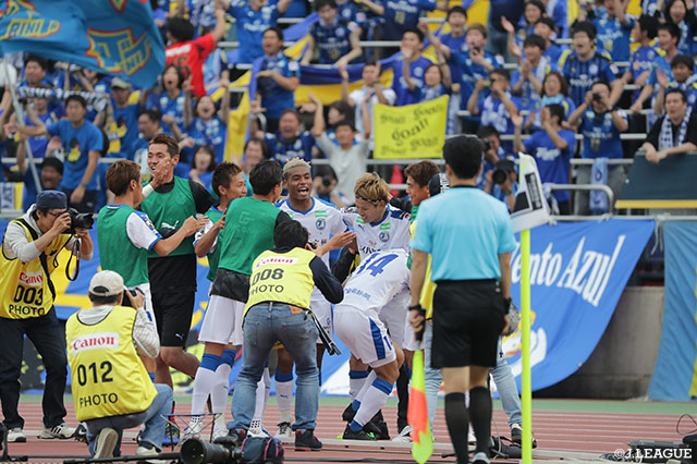 得点ランキングで首位に並ぶ今季7点目を決めた藤本 憲明をチームメイトが祝福する【明治安田Ｊ１ 第11節 湘南vs大分】