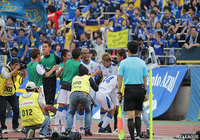 得点ランキングで首位に並ぶ今季7点目を決めた藤本 憲明をチームメイトが祝福する【明治安田J1 第11節 湘南vs大分】