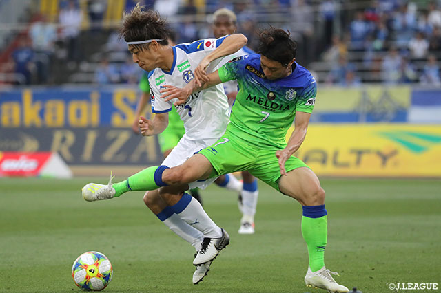 激しく競り合う梅崎 司（湘南）と松本 怜（大分）【明治安田Ｊ１ 第11節 湘南vs大分】