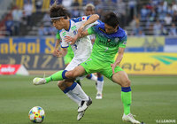 激しく競り合う梅崎 司(湘南)と松本 怜(大分)【明治安田J1 第11節 湘南vs大分】