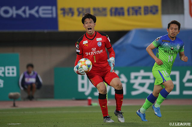 ファインセーブをみせるなど湘南に得点を許さなかった高木 駿（大分）【明治安田Ｊ１ 第11節 湘南vs大分】