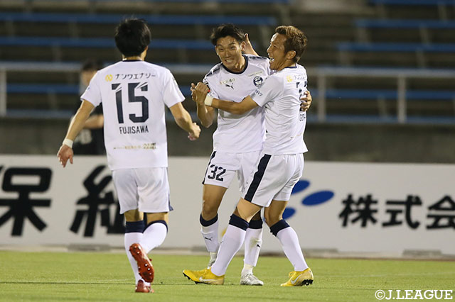 抜け出た牛之濵 拓（鹿児島/#32）がPA内からループシュートを放ち、ネットを揺らす！【明治安田Ｊ２ 第13節 愛媛vs鹿児島】