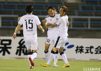 抜け出た牛之濵 拓(鹿児島/#32)がPA内からループシュートを放ち、ネットを揺らす!【明治安田J2 第13節 愛媛vs鹿児島】