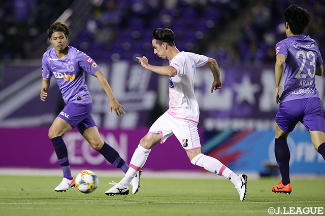 好調を維持するイサック クエンカ（鳥栖）が得意のドリブルでボールを運ぶ【明治安田Ｊ１ 第12節 広島vs鳥栖】