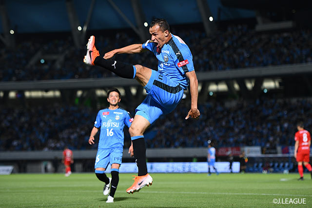 自身へのリターンパスを右足で叩き込み2試合連続ゴールを叩き込んだレアンドロ ダミアン（川崎Ｆ）が喜びを爆発させる【明治安田Ｊ１ 第12節 川崎Ｆvs名古屋】