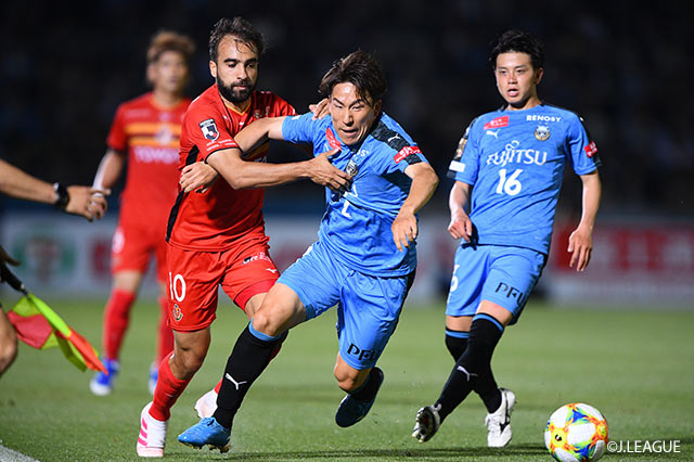 登里 享平（川崎Ｆ）とガブリエル シャビエル（名古屋）がライン際で激しい攻防を繰り広げた【明治安田Ｊ１ 第12節 川崎Ｆvs名古屋】
