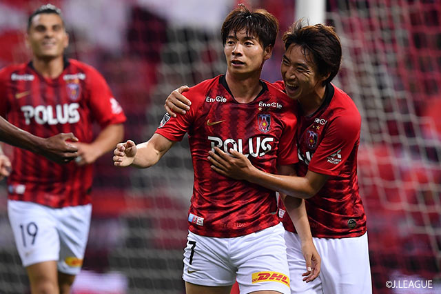 PA内でパスを受けた長澤 和輝（浦和/#7）が強烈なシュートで相手GKの頭上を撃ち抜き、ホームの浦和が先制に成功！【明治安田Ｊ１ 第12節 浦和vs湘南】