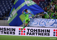 相手陣内でボールを持った山根 視来(湘南)がドリブルで持ち運び自ら右足を振り抜くと、相手選手に当たったシュートがネットに突き刺さり試合終了直前に劇的なゴールを決めた【明治安田J1 第12節 浦和vs湘南】