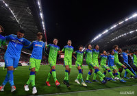 0－2から試合をひっくり返し、勝利した湘南がアウェイの地に駆けつけたサポーターと共に喜んだ【明治安田Ｊ１ 第12節 浦和vs湘南】