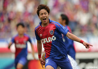 ペナルティエリア手前中央でボール奪取に成功した小川 諒也が冷静に左足を振り抜く。これが決まりFC東京が先制点を奪う【明治安田Ｊ１ 第12節 FC東京vs札幌】