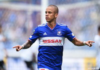 遠藤のスルーパスに抜け出したマルコス ジュニオールが右足を振り抜く！鋭いシュートがゴールに突き刺さり、横浜FMが先制点を奪う【明治安田Ｊ１ 第12節 横浜FMvs神戸】