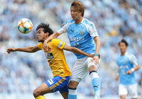 ジャーメイン 良（仙台）と激しい競り合いをみせる高橋 祥平（磐田）【明治安田Ｊ１ 第12節 磐田vs仙台】