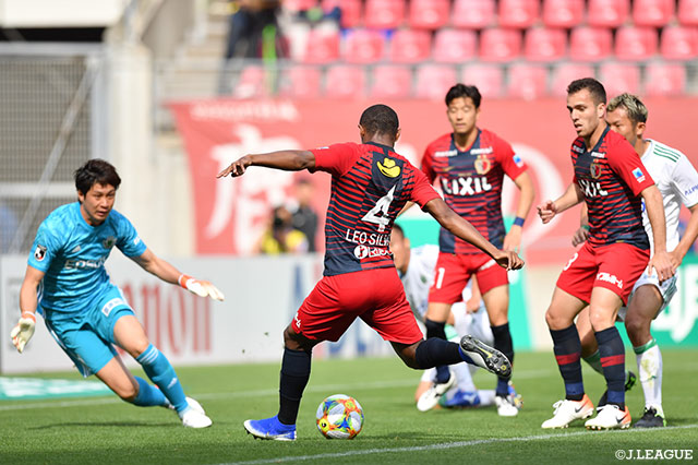 永木のグラウンダーのクロスを受けたレオ シルバが冷静にDFをかわしシュートを放つ！これが決まり鹿島が先制に成功！【明治安田Ｊ１ 第12節 鹿島vs松本】