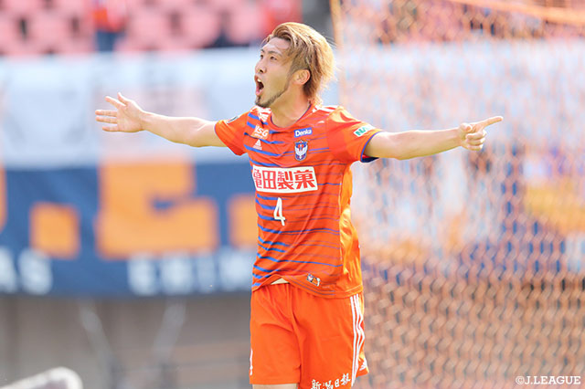 相手陣内で獲得したFKのチャンスから大武 峻がヘディングシュートをファーサイドに沈め、新潟が前半終了間際に貴重な追加点を決める！【明治安田Ｊ２ 第14節 新潟vs愛媛】