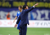 篠田新監督がピッチに指示を送る【明治安田Ｊ１ 第12節 大分vs清水】