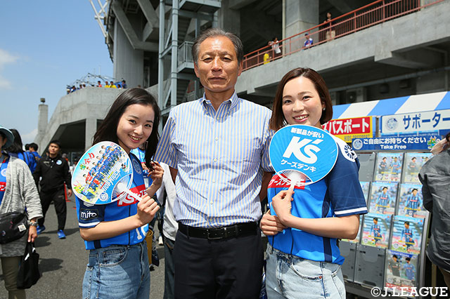 注目の上位対決に原 博実副理事長も駆け付け、サポーターとぱしゃり！【明治安田Ｊ２ 第14節 水戸vs柏】
