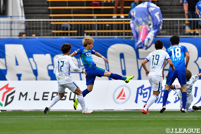 内田 裕斗（徳島）がゴール至近距離から右足を振り抜き、試合序盤に先制ゴールを挙げる！【明治安田Ｊ２ 第14節 徳島vs山形】