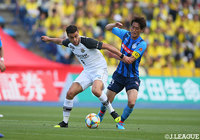 ボールをキープするクリスティアーノ(柏)に細川 淳矢(水戸)が激しく寄せる!【明治安田J2 第14節 水戸vs柏】