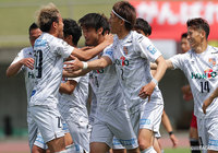 ゴール前に走り込んだ内野 貴志(長野/#4)がロングスローのこぼれ球を押し込み、試合開始6分に先制ゴールを挙げる【明治安田J3 第9節 福島vs長野】