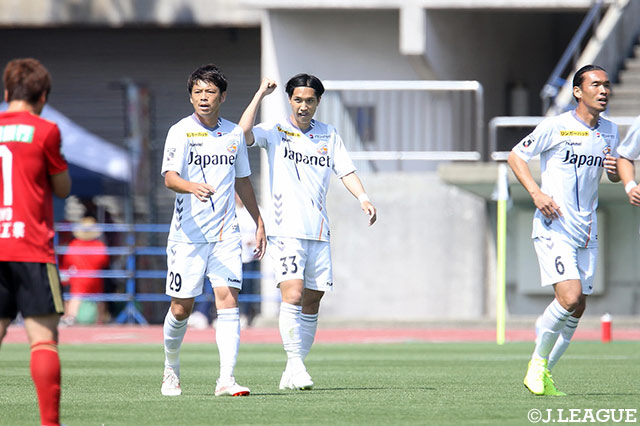 呉屋 大翔（長崎/#33）が放ったシュートは相手のブロックに遭うも、こぼれ球を自ら押し込んで2試合連続ゴールを記録！【明治安田Ｊ２ 第14節 金沢vs長崎】