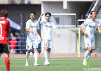 呉屋 大翔(長崎/#33)が放ったシュートは相手のブロックに遭うも、こぼれ球を自ら押し込んで2試合連続ゴールを記録!【明治安田J2 第14節 金沢vs長崎】