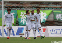 後半40分のPKをレアンドロが左隅に落ち着いてシュートを放ち、東京Ｖが再び勝ち越し！【明治安田Ｊ２ 第14節 山口vs東京Ｖ】