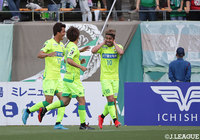 前半10分、セットプレーのチャンスから最後は船山 貴之(#10)のバックヘッドがゴールに吸い込まれ千葉が先制に成功する!【明治安田J2 第14節 千葉vs岐阜】