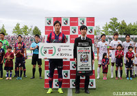 試合前、4月度の月間MVPに輝いたイ ヨンジェ(岡山)が表彰された【明治安田J2 第14節 岡山vs琉球】