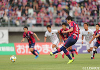 後半9分、イヨンジェ(岡山/#9)が自ら獲得したPKを冷静に沈めて、先制に成功する【明治安田J2 第14節 岡山vs琉球】