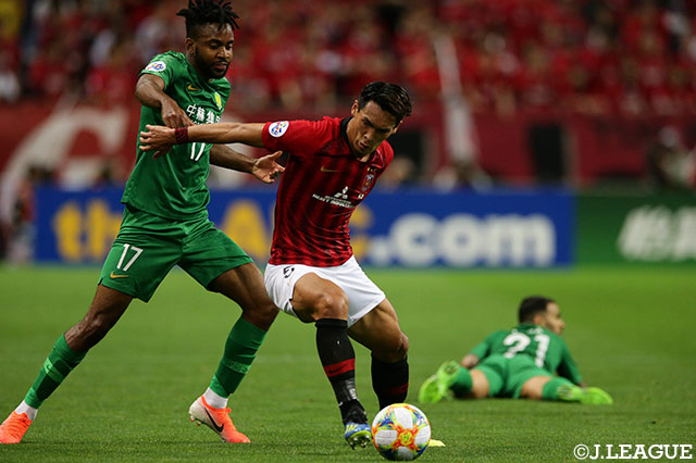 裏抜けを計るセドリック バカンブ（北京中赫国安）に、槙野 智章（浦和）が冷静な対応を見せる【ACL GS MD6 浦和vs北京中赫国安】