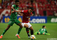 裏抜けを計るセドリック バカンブ(北京中赫国安)に、槙野 智章(浦和)が冷静な対応を見せる【ACL GS MD6 浦和vs北京中赫国安】