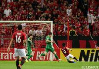 グラウンダーのパスに反応した武藤 雄樹(浦和/#9)が滑り込みながら合わせると、ボールはDFに当たりゴールに吸い込まれ、追加点を獲得!【ACL GS MD6 浦和vs北京中赫国安】