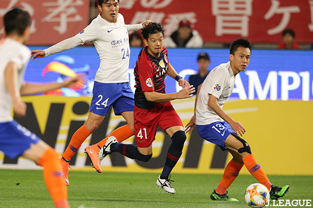 前節の松本戦で2ゴールを決め、好調を維持する白崎 凌兵（鹿島）が囲まれながらも強引に突破を計る！【ACL GS MD6 鹿島vs山東魯能泰山】